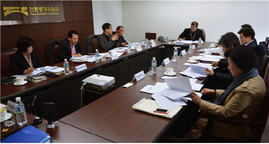 언론중재위원회는 지난 8일 제19대 대통령선거 선거기사심의위원회가 활동을 종료했다고 9일 밝혔다. 사진은 선거기사심의위원회 회의 장면<언론중재위원회 제공>